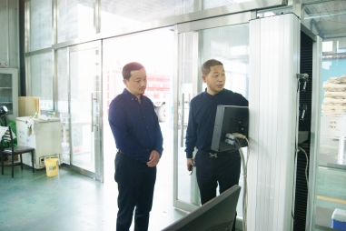 热烈欢迎五棵松兰州金牌代理商马建军先生莅临五棵松木业探讨交流建筑模板发展的未来之路!