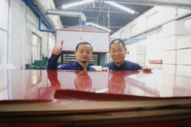 热烈欢迎五棵松兰州金牌代理商马建军先生莅临五棵松木业探讨交流建筑模板发展的未来之路!